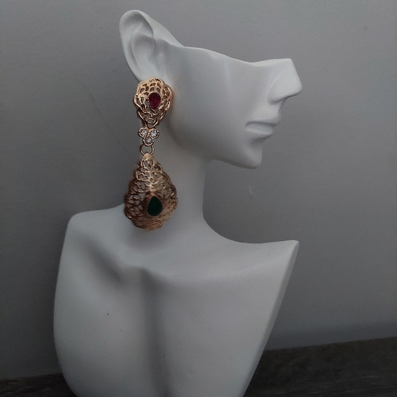 Timeless Elegance: Chic Classic Gold Color Drop Earrings - Picture 11 of 16